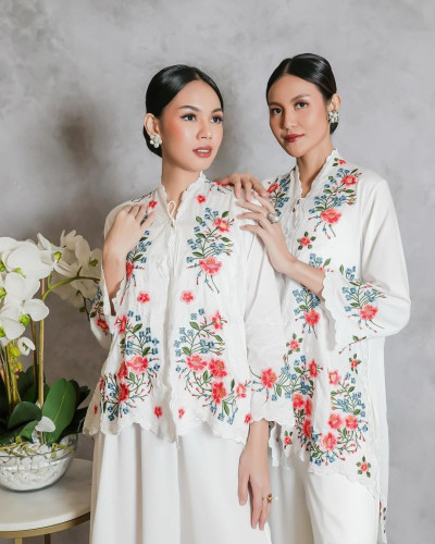 Kebaya Panjang Renda Hungary Putih