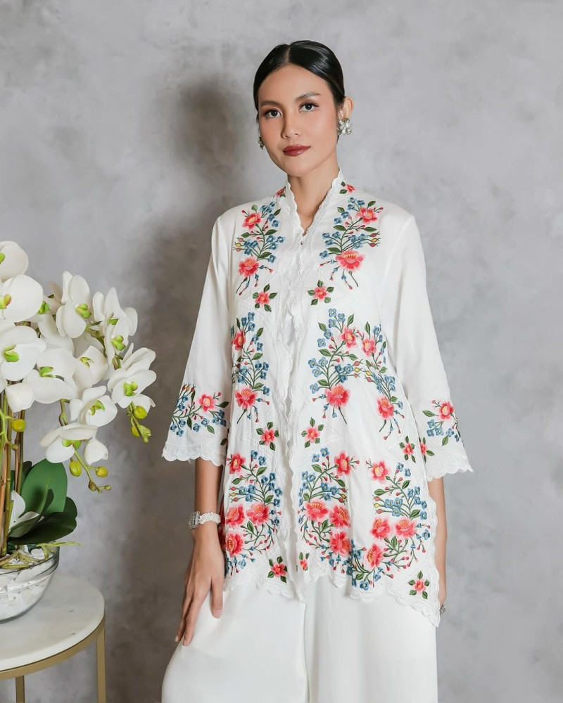Kebaya Panjang Renda Hungary Putih