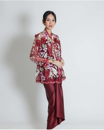 Kebaya Encim Lace dan Rok Maroon