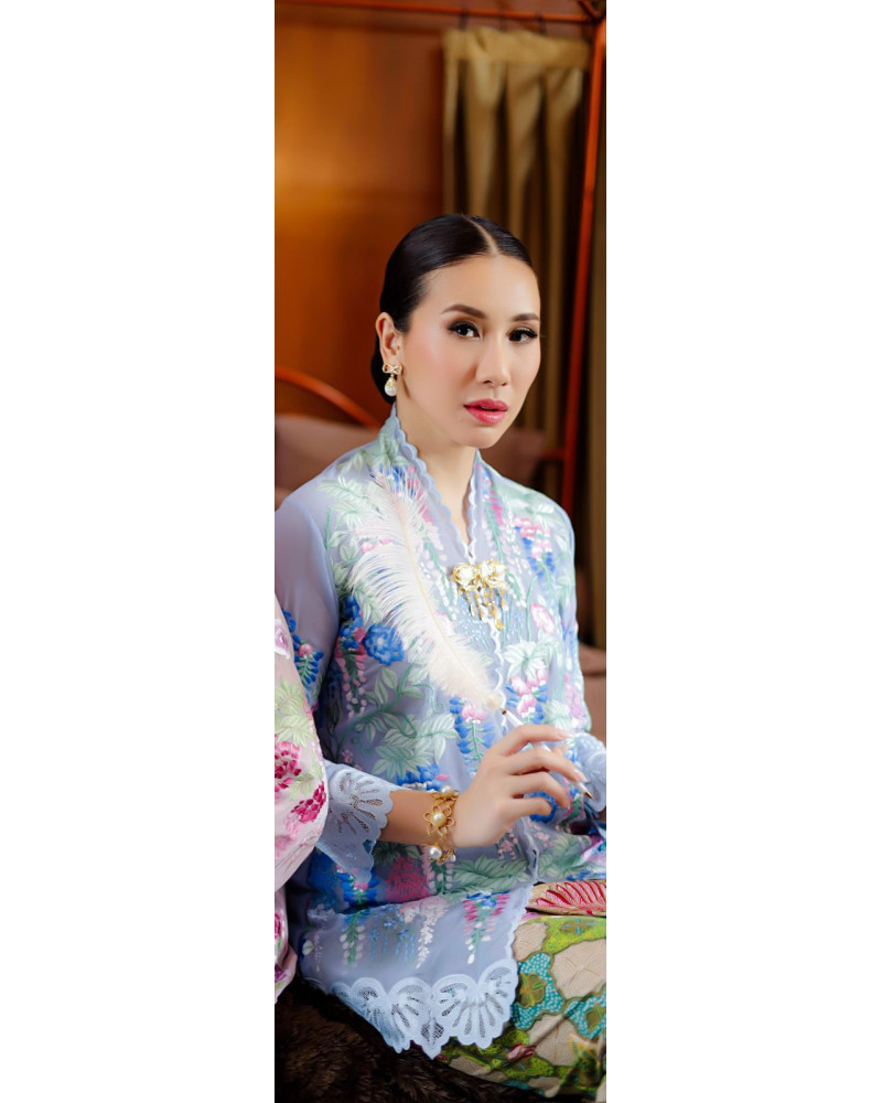 pesanan khusus Ibu Shazlin Zain (Kebaya, kain batik dan brooch)