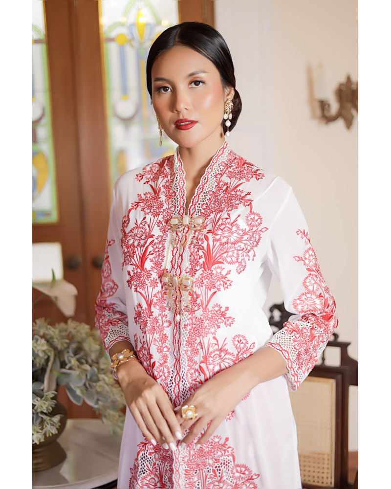 Kebaya Panjang Anyelir Putih