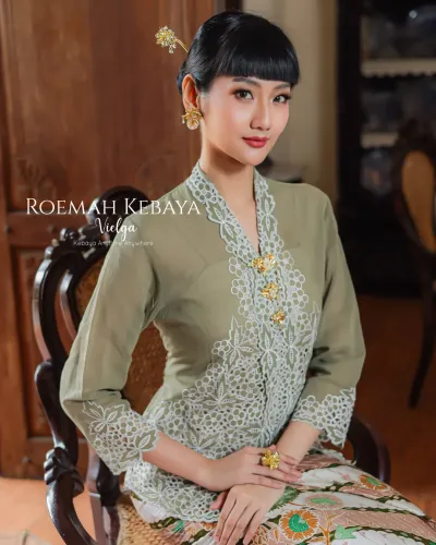 Kebaya Pendek Bolero Hijau Olive Modern Dengan Bordiran Bunga Camelia Kerancang Cantik dan Anggun