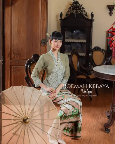Kebaya Pendek Bolero Hijau Olive Modern Dengan Bordiran Bunga Camelia Kerancang Cantik dan Anggun