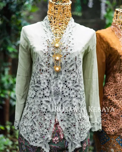 Kebaya Pendek Bolero Hijau Olive Modern Dengan Bordiran Bunga Camelia Kerancang Cantik dan Anggun