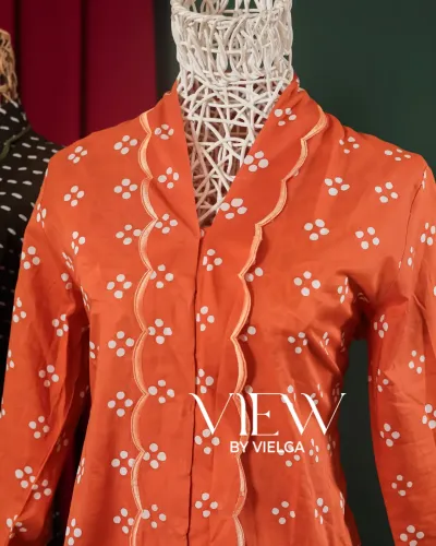 Kebaya Encim View Set Rok Lilit Batik Orange Modern Cantik dan Anggun