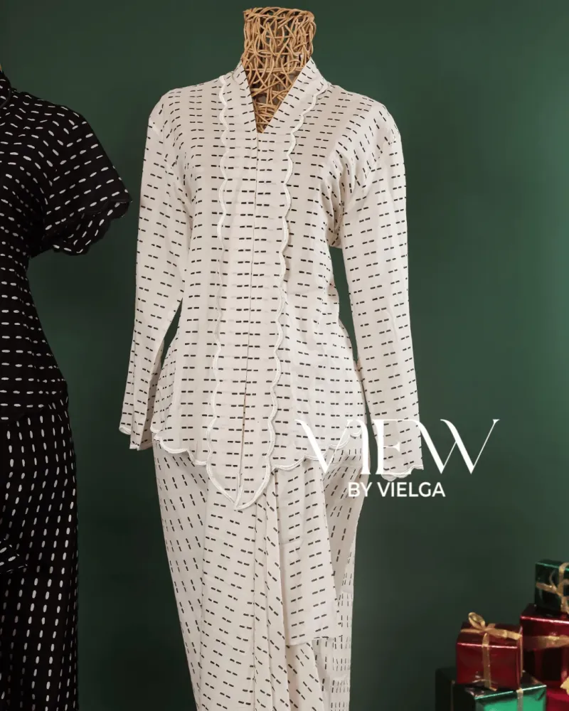 Kebaya Encim View Set Rok Lilit Batik Putih Modern Cantik dan Anggun