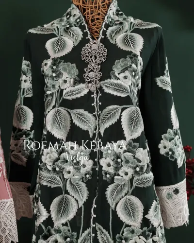 Kebaya Modern A-Line Warna Hijau Tua dengan Bordiran Bunga Hydrangea yang Anggun dan Elegan