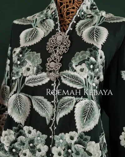 Kebaya Modern A-Line Warna Hijau Tua dengan Bordiran Bunga Hydrangea yang Anggun dan Elegan