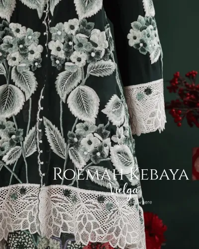 Kebaya Modern A-Line Warna Hijau Tua dengan Bordiran Bunga Hydrangea yang Anggun dan Elegan