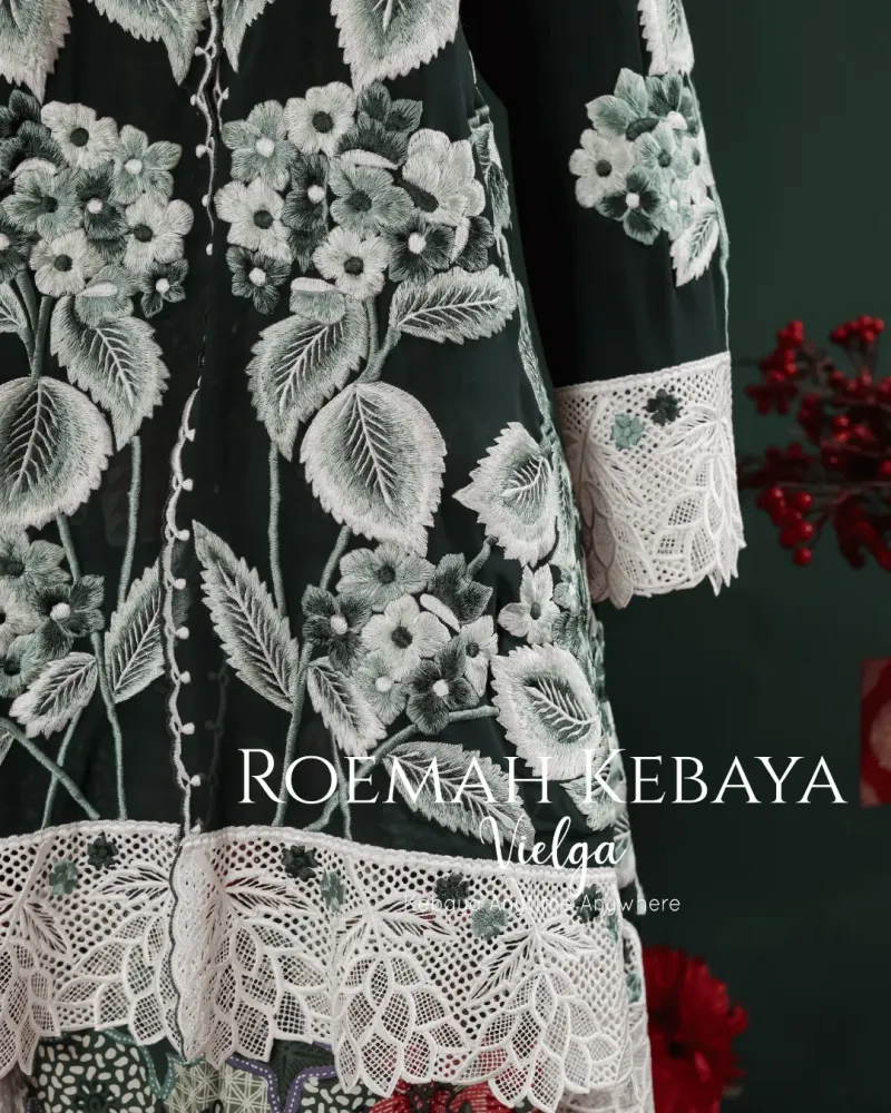 Kebaya Modern A-Line Warna Hijau Tua dengan Bordiran Bunga Hydrangea yang Anggun dan Elegan