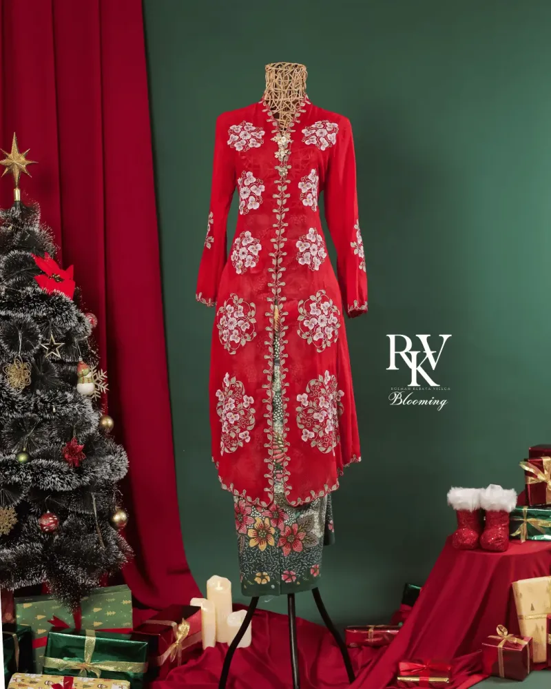 Kebaya Panjang Modern Warna Merah Menyala dengan Bordiran Sulur Ayu yang Anggun dan Memukau