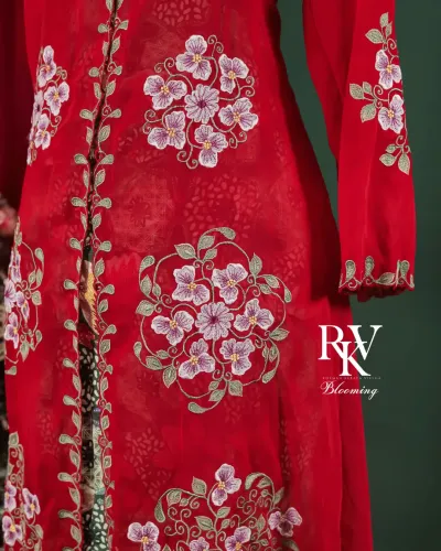 Kebaya Panjang Modern Warna Merah Menyala dengan Bordiran Sulur Ayu yang Anggun dan Memukau