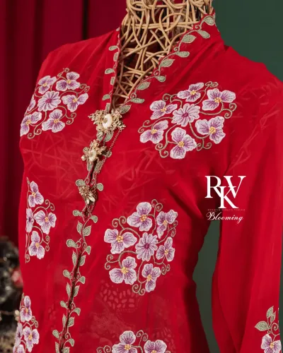 Kebaya Panjang Modern Warna Merah Menyala dengan Bordiran Sulur Ayu yang Anggun dan Memukau