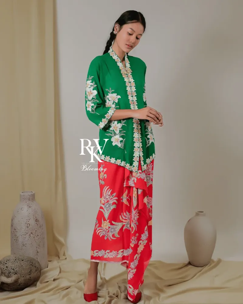 Kebaya Pendek Modern Warna Hijau Emerald yang Mewah dengan Bordiran Bunga Lily yang Anggun