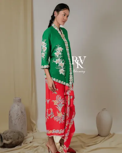 Kebaya Pendek Modern Warna Hijau Emerald yang Mewah dengan Bordiran Bunga Lily yang Anggun