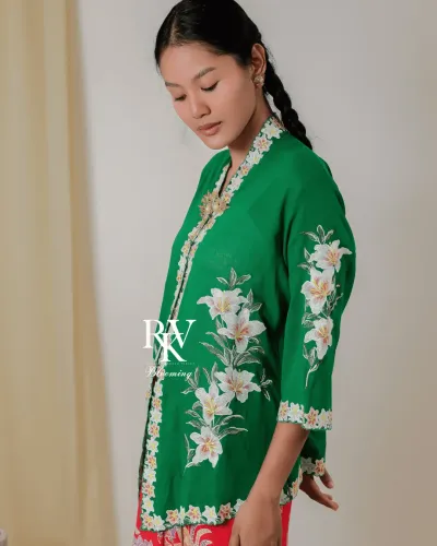 Kebaya Pendek Modern Warna Hijau Emerald yang Mewah dengan Bordiran Bunga Lily yang Anggun