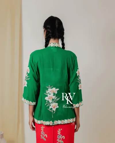 Kebaya Pendek Modern Warna Hijau Emerald yang Mewah dengan Bordiran Bunga Lily yang Anggun