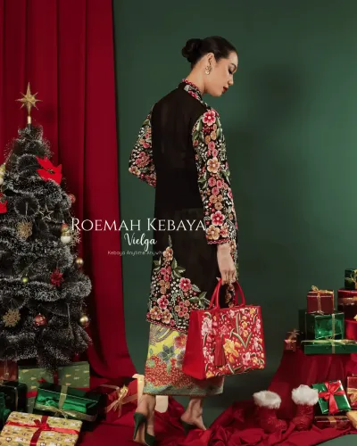 Kebaya Panjang Modern Warna Hitam Elegan dengan Bordiran Bunga Poppy Garden yang Mewah (size L)