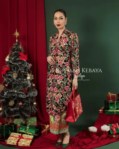 Kebaya Panjang Modern Warna Hitam Elegan dengan Bordiran Bunga Poppy Garden yang Mewah (size L)