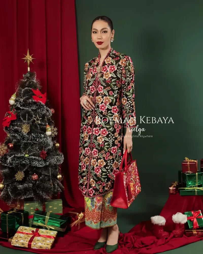 Kebaya Panjang Modern Warna Hitam Elegan dengan Bordiran Bunga Poppy Garden yang Mewah (size L)