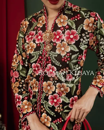 Kebaya Panjang Modern Warna Hitam Elegan dengan Bordiran Bunga Poppy Garden yang Mewah (size L)
