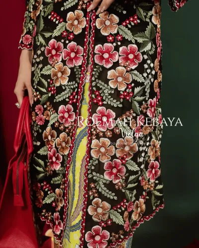 Kebaya Panjang Modern Warna Hitam Elegan dengan Bordiran Bunga Poppy Garden yang Mewah (size L)