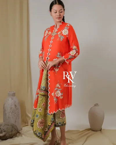 Kebaya Panjang Modern Warna Orange Cerah dengan Bordiran Bunga Lily yang Menyala dan Elegan
