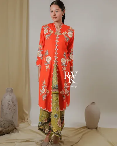 Kebaya Panjang Modern Warna Orange Cerah dengan Bordiran Bunga Lily yang Menyala dan Elegan