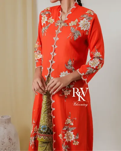 Kebaya Panjang Modern Warna Orange Cerah dengan Bordiran Bunga Lily yang Menyala dan Elegan