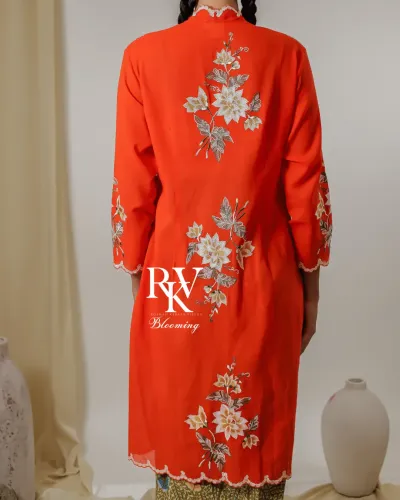 Kebaya Panjang Modern Warna Orange Cerah dengan Bordiran Bunga Lily yang Menyala dan Elegan