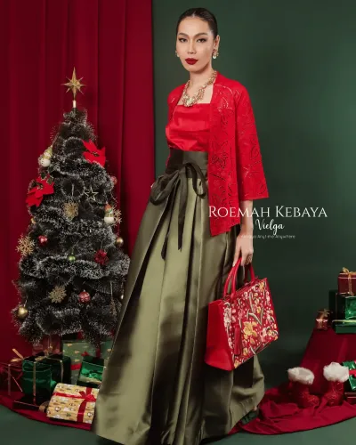 Kebaya Bolero Warna Merah dengan Motif Kerancang Roda yang Cantik dan Modern