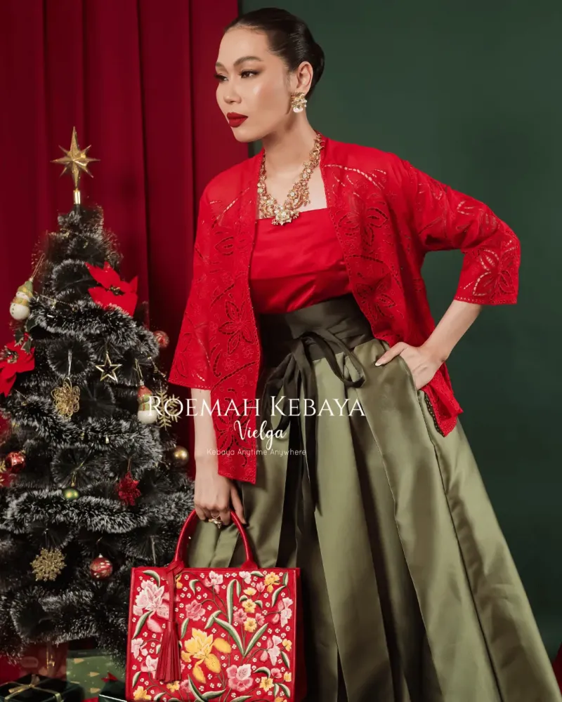 Kebaya Bolero Warna Merah dengan Motif Kerancang Roda yang Cantik dan Modern
