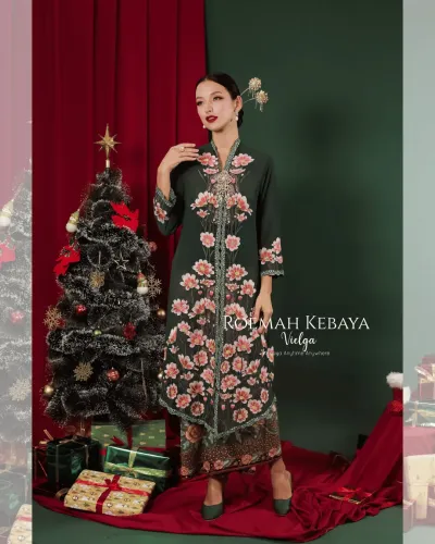 Kebaya Panjang Modern Motif Daisy Hijau Cantik dan Elegan