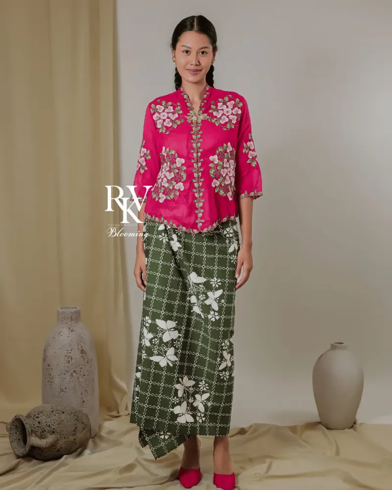 Kebaya Bolero Warna Shocking Pink yang Berani dengan Motif Sulur Ayu yang Manis dan Modern