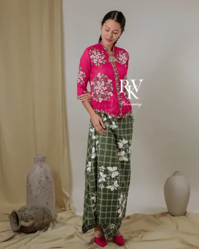 Kebaya Bolero Warna Shocking Pink yang Berani dengan Motif Sulur Ayu yang Manis dan Modern