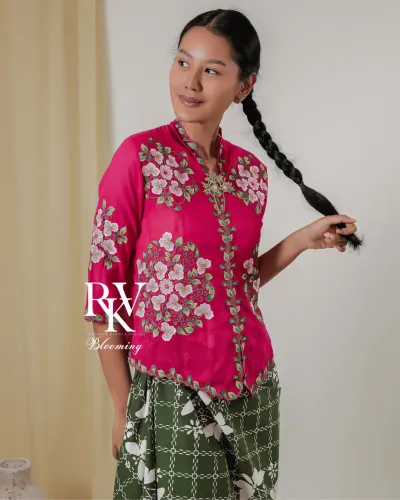 Kebaya Bolero Warna Shocking Pink yang Berani dengan Motif Sulur Ayu yang Manis dan Modern