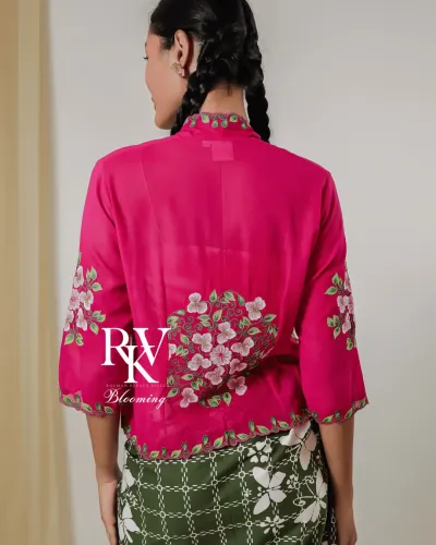Kebaya Bolero Warna Shocking Pink yang Berani dengan Motif Sulur Ayu yang Manis dan Modern