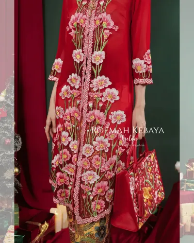 Kebaya Panjang Modern Motif Daisy Merah Cantik dan Anggun