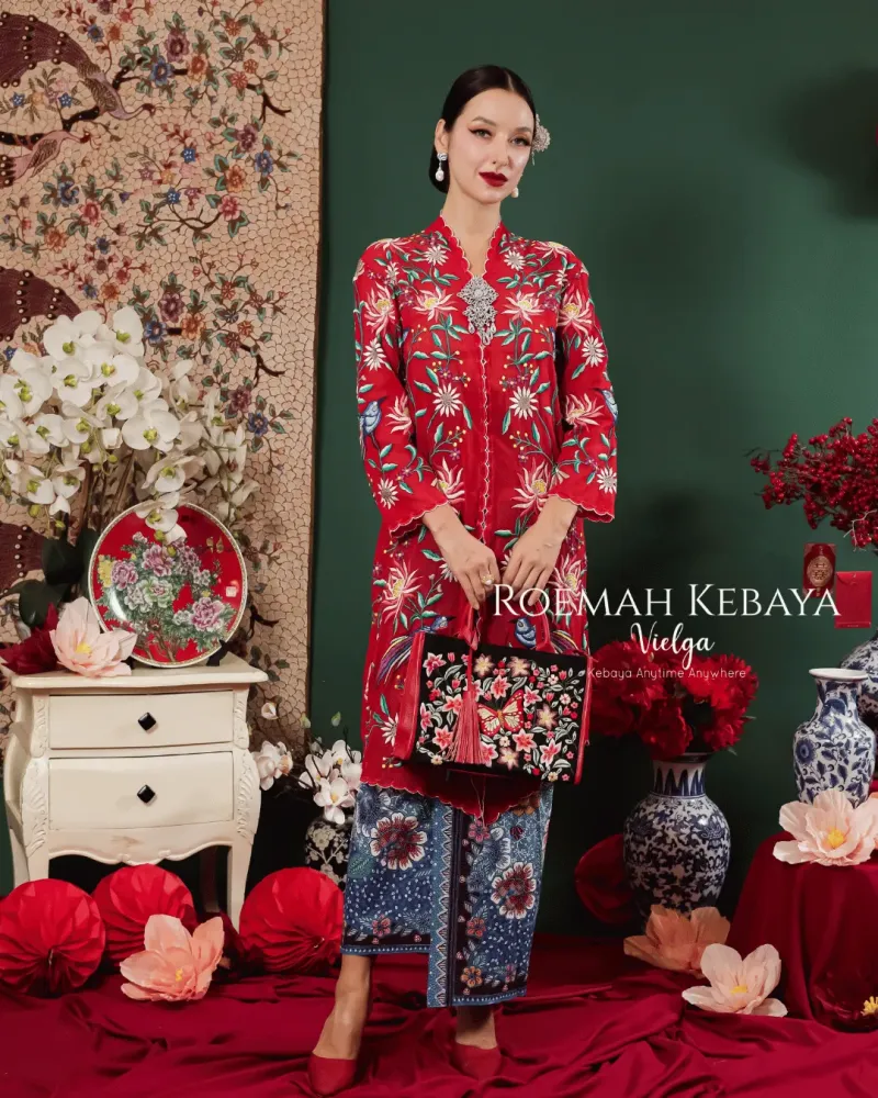 Kebaya Encim Panjang Motif Burung Peranakan Warna Merah Elegan dan Berkarakter