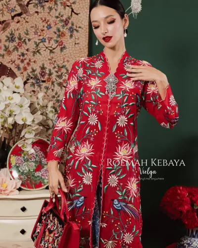 Kebaya Encim Panjang Motif Burung Peranakan Warna Merah Elegan dan Berkarakter