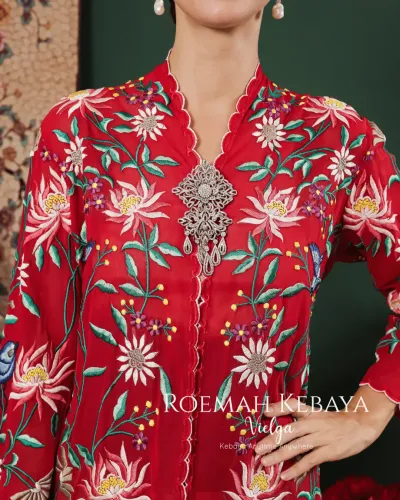 Kebaya Encim Panjang Motif Burung Peranakan Warna Merah Elegan dan Berkarakter