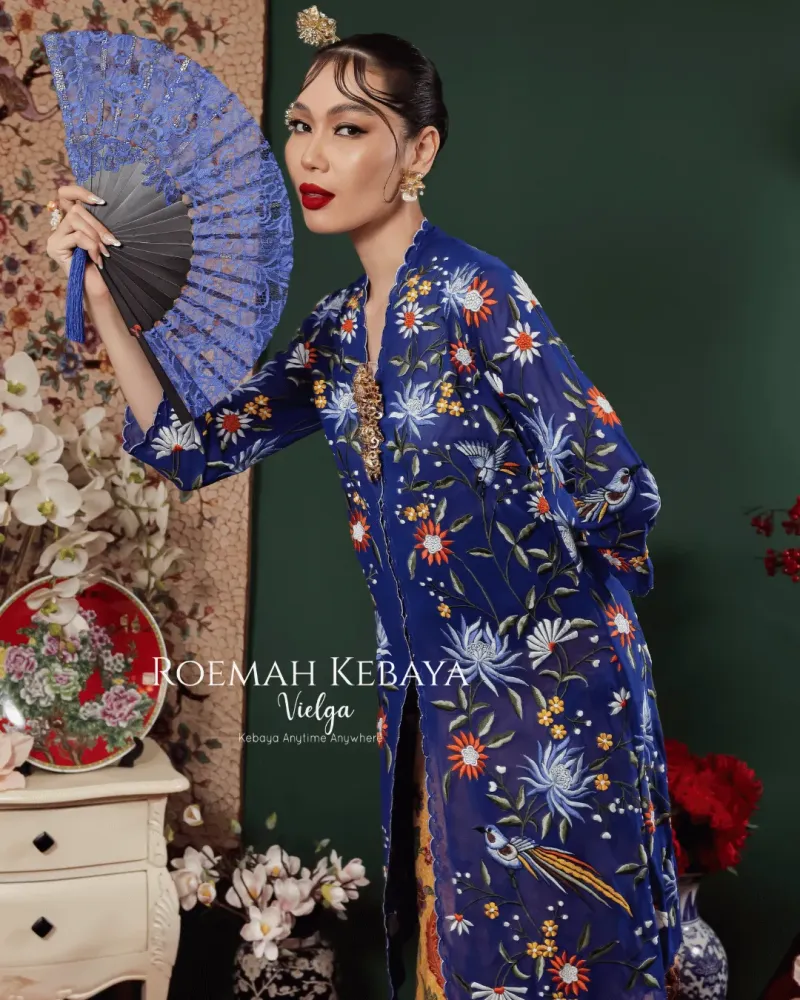Kebaya Panjang Motif Burung Peranakan Warna Biru Elektrik Anggun dan Menawan