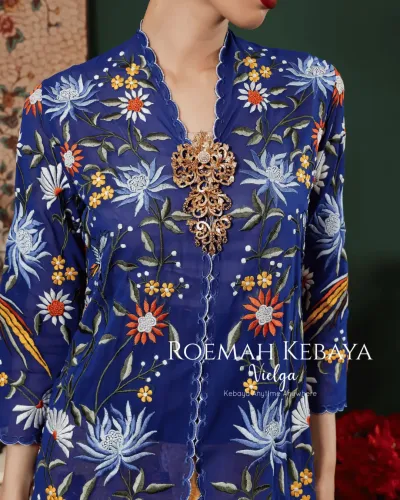 Kebaya Panjang Motif Burung Peranakan Warna Biru Elektrik Anggun dan Menawan