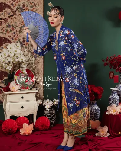 Kebaya Panjang Motif Burung Peranakan Warna Biru Elektrik Anggun dan Menawan