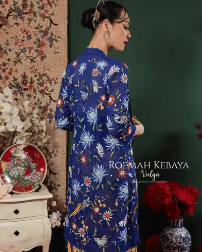 Kebaya Panjang Motif Burung Peranakan Warna Biru Elektrik Anggun dan Menawan