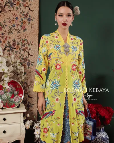 Kebaya Encim Panjang Motif Burung Peranakan Warna Kuning Cerah dan Elegan