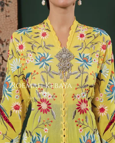 Kebaya Encim Panjang Motif Burung Peranakan Warna Kuning Cerah dan Elegan