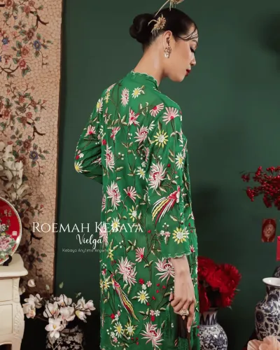 Kebaya Encim Panjang Motif Burung Peranakan Warna Hijau Elegan dan Berkelas