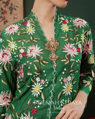 Kebaya Encim Panjang Motif Burung Peranakan Warna Hijau Elegan dan Berkelas