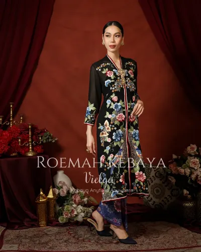 Kebaya Encim Panjang Motif Burung dan Kupu-Kupu